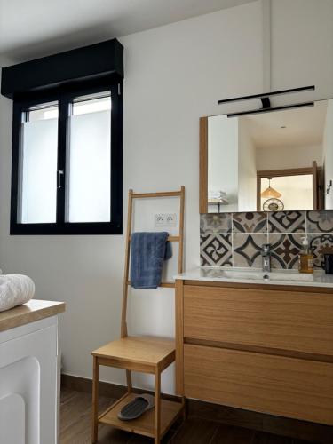 ein Badezimmer mit Waschbecken und Spiegel in der Unterkunft La Vallée des Biches G1 in Saint-Martin-Boulogne