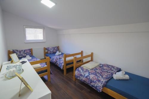 a room with two bunk beds and a table at Konačište Zlatiborski Put in Užice