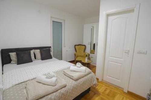 a bedroom with a bed with towels on it at Konačište Zlatiborski Put in Užice