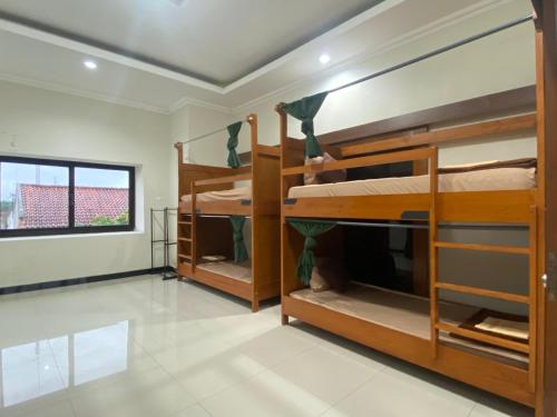Postel nebo postele na pokoji v ubytování Zzz Hostel Malang