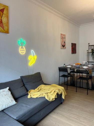 大加那利岛拉斯帕尔马斯Coliving Villa El Gago的客厅里有一张蓝色的沙发和一张桌子