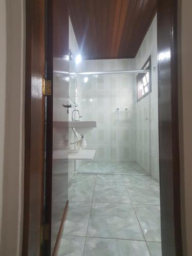 un bagno con doccia e lavandino di Suítes Quintal de Lázaro 1 a Ubatuba