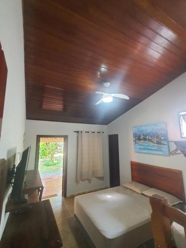 una camera da letto con un letto e un soffitto in legno di Suítes Quintal de Lázaro 1 a Ubatuba