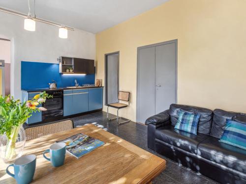 een woonkamer met een leren bank en een tafel bij Apartment Egner- Apt-Steintisch by Interhome in Muralto