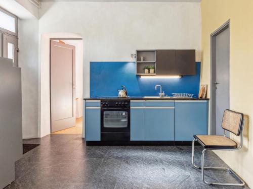 een blauwe keuken met een wastafel en een fornuis bij Apartment Egner- Apt-Steintisch by Interhome in Muralto