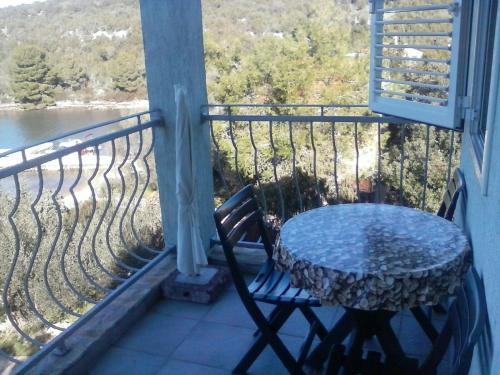 a table on a balcony with a view of the water at Zimmer in Luka mit Meerblick, Balkon, Klimaanlage, W-LAN 4659-3 in Luka