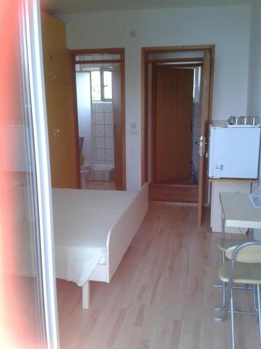 a room with a bed and a table and chairs at Zimmer in Luka mit Meerblick, Balkon, Klimaanlage, W-LAN 4659-3 in Luka