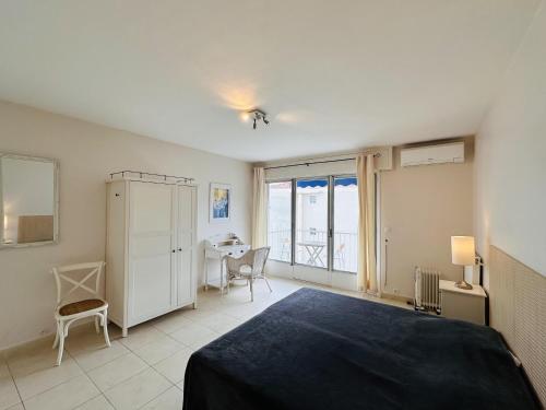 une chambre avec un lit, un bureau et une table dans l'établissement Two bedroom apartment on a high floor in the center of Cannes a few steps from the Croisette beaches - 2229, à Cannes