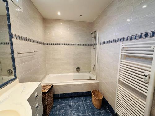 Two bedroom apartment on a high floor in the center of Cannes a few steps from the Croisette beaches - 2229