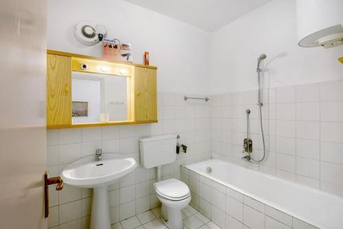 a bathroom with a toilet and a sink and a tub at Casa Laura in Arenzano
