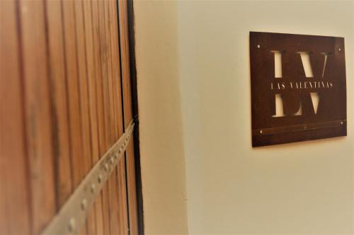 a sign on a wall next to a staircase at Las Valentinas Hospedaje de Montaña in Chilecito