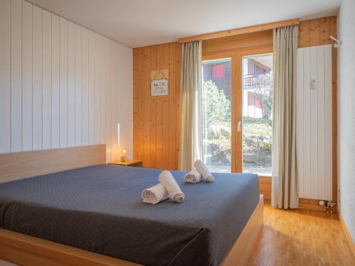 オヴロナにあるApartment Seya 15 by Interhomeのベッドとタオル2枚のある寝室