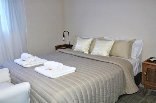 a bedroom with a bed with towels on it at Las Valentinas Hospedaje de Montaña in Chilecito