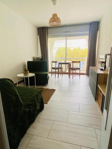 un salon avec un canapé et une table dans l'établissement Studio La Grande Motte, au plus près des plages, à La Grande Motte