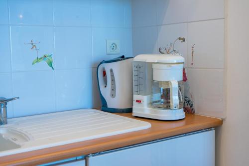 une cafetière posée sur un comptoir dans une cuisine dans l'établissement Promenade 2 Pers Vista Mare WiFi AC, à Nice