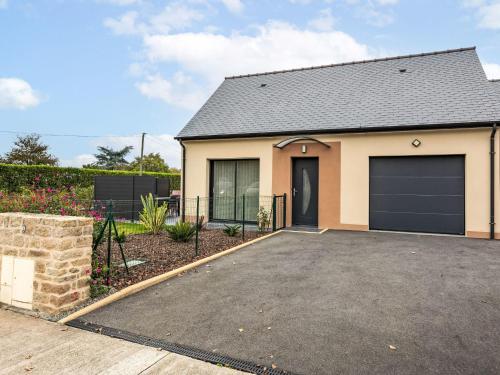 une maison avec un garage et une allée dans l'établissement Holiday Home Clos Miroir by Interhome, à Cancale