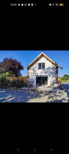 une photo d'une maison blanche avec une fenêtre dans l'établissement Maisonnette à la campagne, à Delettes