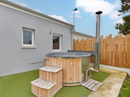 un jacuzzi dans une cour arrière avec une clôture dans l'établissement Holiday Home Saro by Interhome, à Saint-Jean-de-la-Rivière