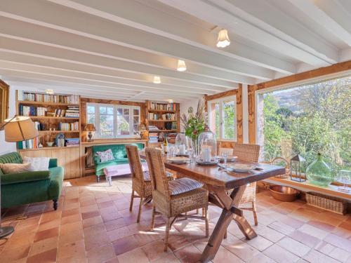 una sala da pranzo con tavolo e sedie in legno di Holiday Home 2 Chaumières normande by Interhome a Le Perrey
