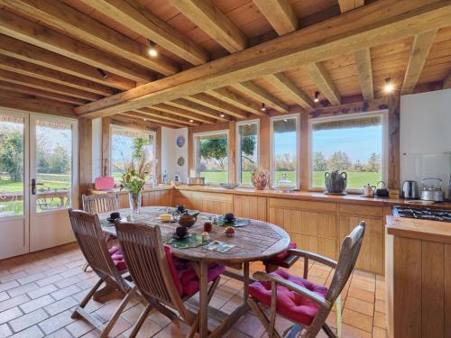 une cuisine et une salle à manger avec une table et des chaises dans l'établissement Holiday Home 2 Chaumières normande by Interhome, à Le Perrey