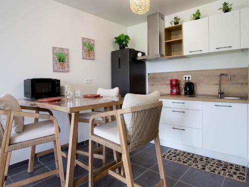 une cuisine avec une table et des chaises dans une pièce dans l'établissement Apartment Atlantica-2 by Interhome, à Pornic