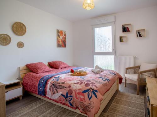 une chambre avec un lit et une fenêtre dans l'établissement Apartment Atlantica-2 by Interhome, à Pornic