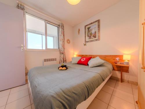 une chambre avec un lit avec un animal en peluche dessus dans l'établissement Apartment Les Floralies II-15 by Interhome, au Grau-du-Roi
