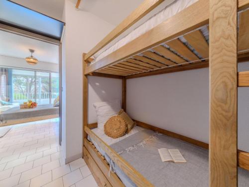 Ce lit superposé se trouve dans un dortoir doté d'une fenêtre. dans l'établissement Studio du Parc II-9 by Interhome, à La Grande Motte