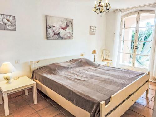 une chambre avec un grand lit et une fenêtre dans l'établissement Apartment Bonne Terrasse by Interhome, à Ramatuelle