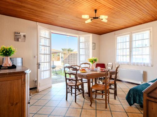 une cuisine et une salle à manger avec une table et des chaises dans l'établissement Holiday Home L'astérie by Interhome, à Mimizan