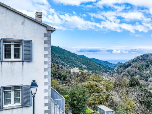 une maison avec un éclairage de rue en face d'une montagne dans l'établissement Holiday Home Casa Santa Reparata by Interhome, à Santa-Reparata-di-Moriani
