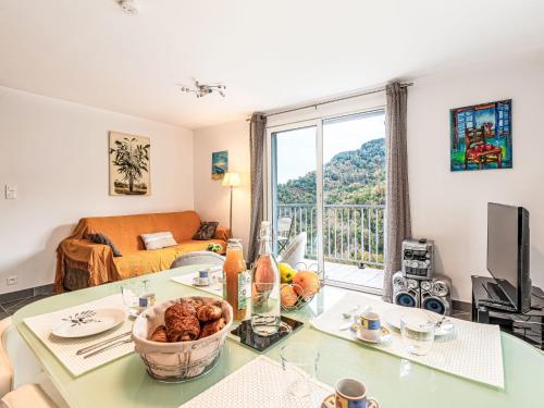 un salon avec une table avec un bol de fruits dessus dans l'établissement Holiday Home Casa Santa Reparata by Interhome, à Santa-Reparata-di-Moriani