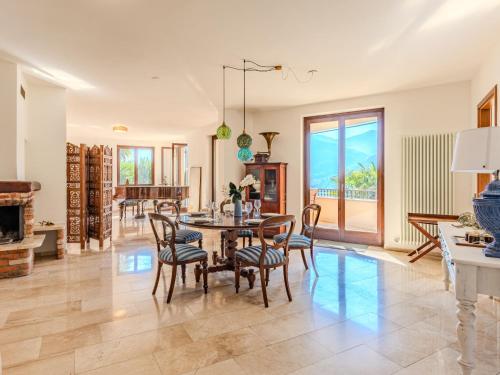 Ruang duduk di Villa Miralago by Interhome