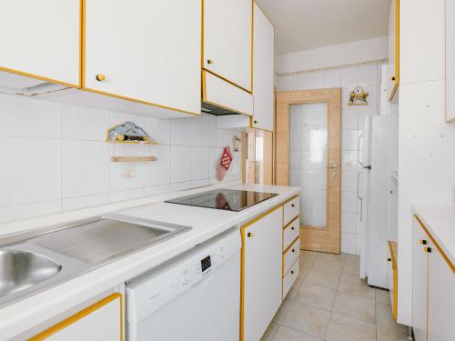 Η κουζίνα ή μικρή κουζίνα στο Apartment Cesa Giordi by Interhome