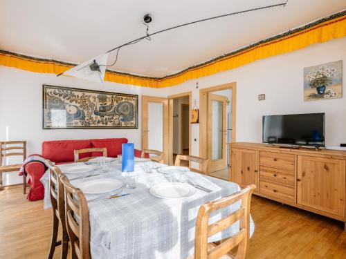 Μια τηλεόραση ή/και κέντρο ψυχαγωγίας στο Apartment Cesa Giordi by Interhome