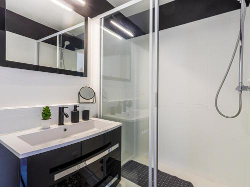une salle de bain avec un lavabo et une douche dans l'établissement Apartment Le Bonaparte by Interhome, à Roquebrune-Cap-Martin