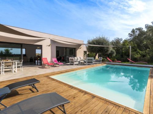 een zwembad met stoelen en een tafel en een terras bij Villa Villa Lamas by Interhome in Sainte-Lucie de Porto-Vecchio