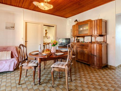 une cuisine et une salle à manger avec une table et des chaises dans l'établissement Holiday Home Rêve d'été by Interhome, à Mimizan