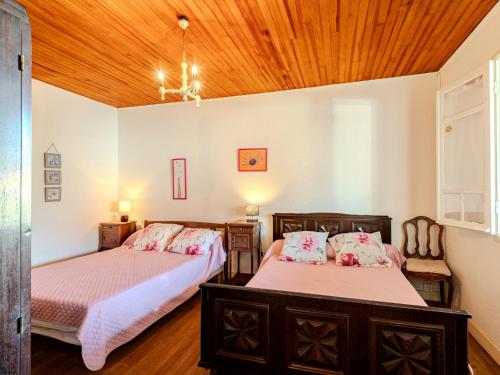 - 2 lits dans une chambre dotée d'un plafond en bois dans l'établissement Holiday Home Rêve d'été by Interhome, à Mimizan