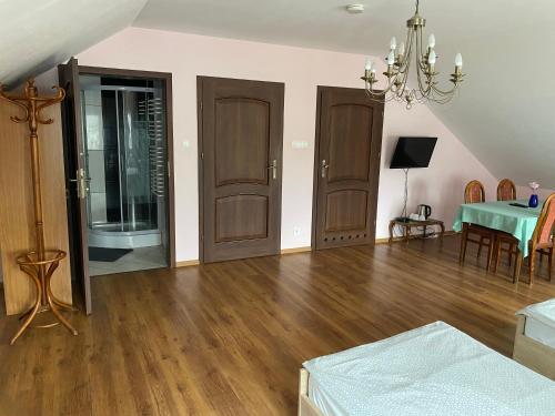 Ένα ή περισσότερα κρεβάτια σε δωμάτιο στο Zajazd Pod Dyliżansem