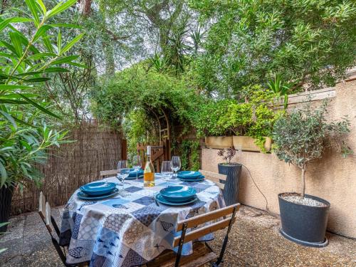 une table avec des plaques bleues dans un jardin dans l'établissement Holiday Home Jean d'Agreve-2 by Interhome, à Hyères