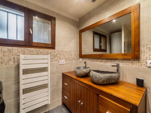 une salle de bain avec un lavabo et un miroir dans l'établissement Holiday Home Jean d'Agreve-2 by Interhome, à Hyères