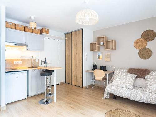 Ce petit appartement comprend une cuisine et une chambre. dans l'établissement Studio Villa Theleme by Interhome, à Toulon