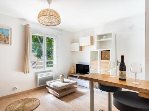 - un salon avec un bureau et une fenêtre dans l'établissement Studio Villa Theleme by Interhome, à Toulon