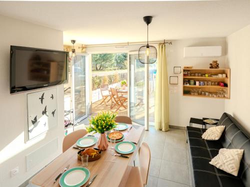 un salon avec une table et un canapé dans l'établissement Apartment Soleil couchant by Interhome, à Mimizan