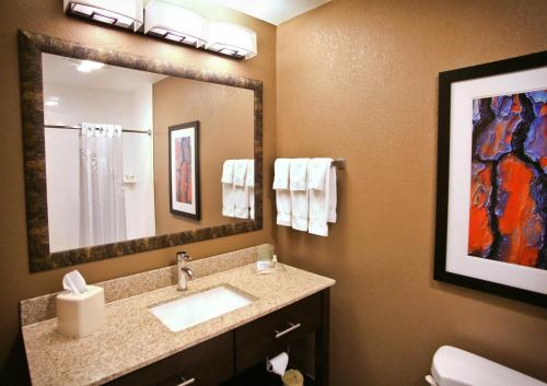 Ένα μπάνιο στο Holiday Inn & Suites Downtown La Crosse, an IHG Hotel