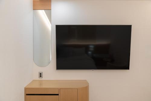 TV a/nebo společenská místnost v ubytování Hotel YAJA Namchuncheon