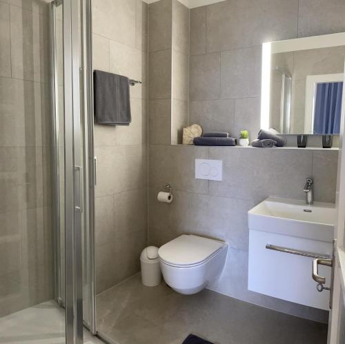 Ένα μπάνιο στο Azzurro by Fewotessin