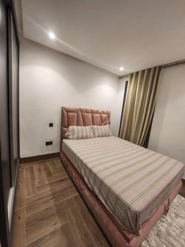 a bedroom with a large bed in a room at Élégance urbaine, Gueliz central in Marrakech