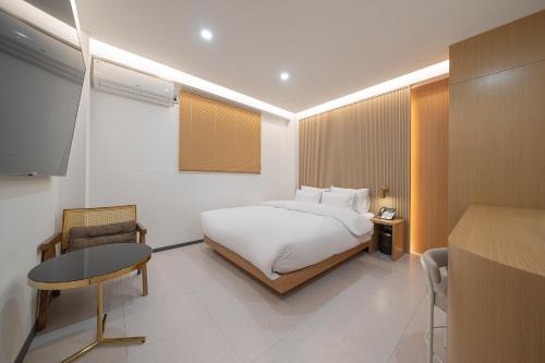 Postel nebo postele na pokoji v ubytování Hotel YAJA Namchuncheon